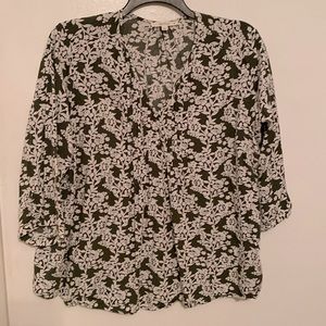 Fun 2 Fun Maley pleated blouse in a 3x in olive and white 100% Rayon.